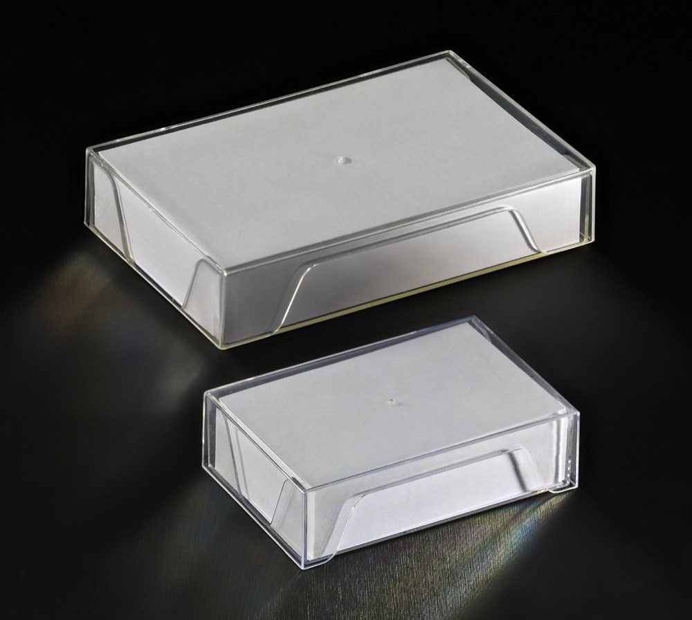 Deux boîtes cristal remplies de cartes de visite